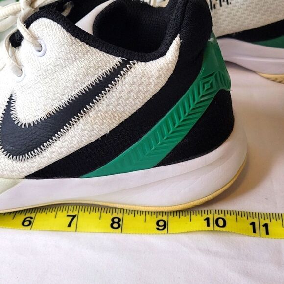 Nike. Kyrie Flytrap Basketball Shoes. Youth size 7. - Picture 10 of 10